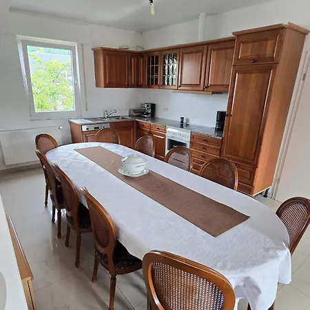 Bookly With 2 1 Bathroom 1 Kitchen And Living アパート