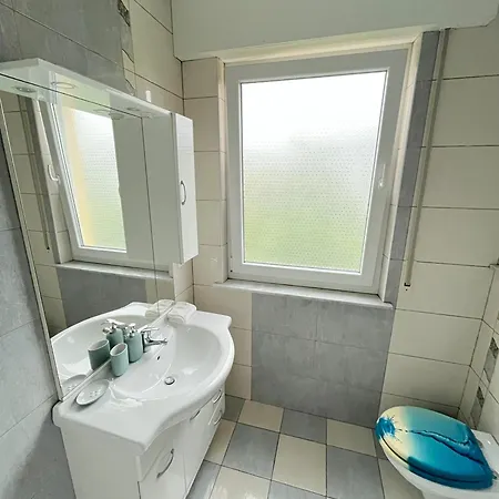 Bookly With 2 1 Bathroom 1 Kitchen And Living アパート